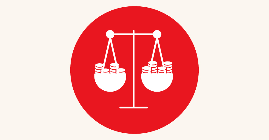 Symbolbild mit Waage im Gleichgewicht: Beide Waagschalen sind gefüllt mit Münzen.