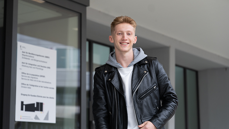 Carl-Luca steht vor dem Amt für Bevölkerungsdienste.