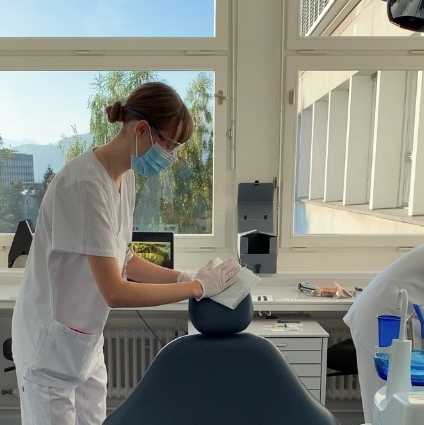 Anastasia bereitet Behandlungszimmer vor.