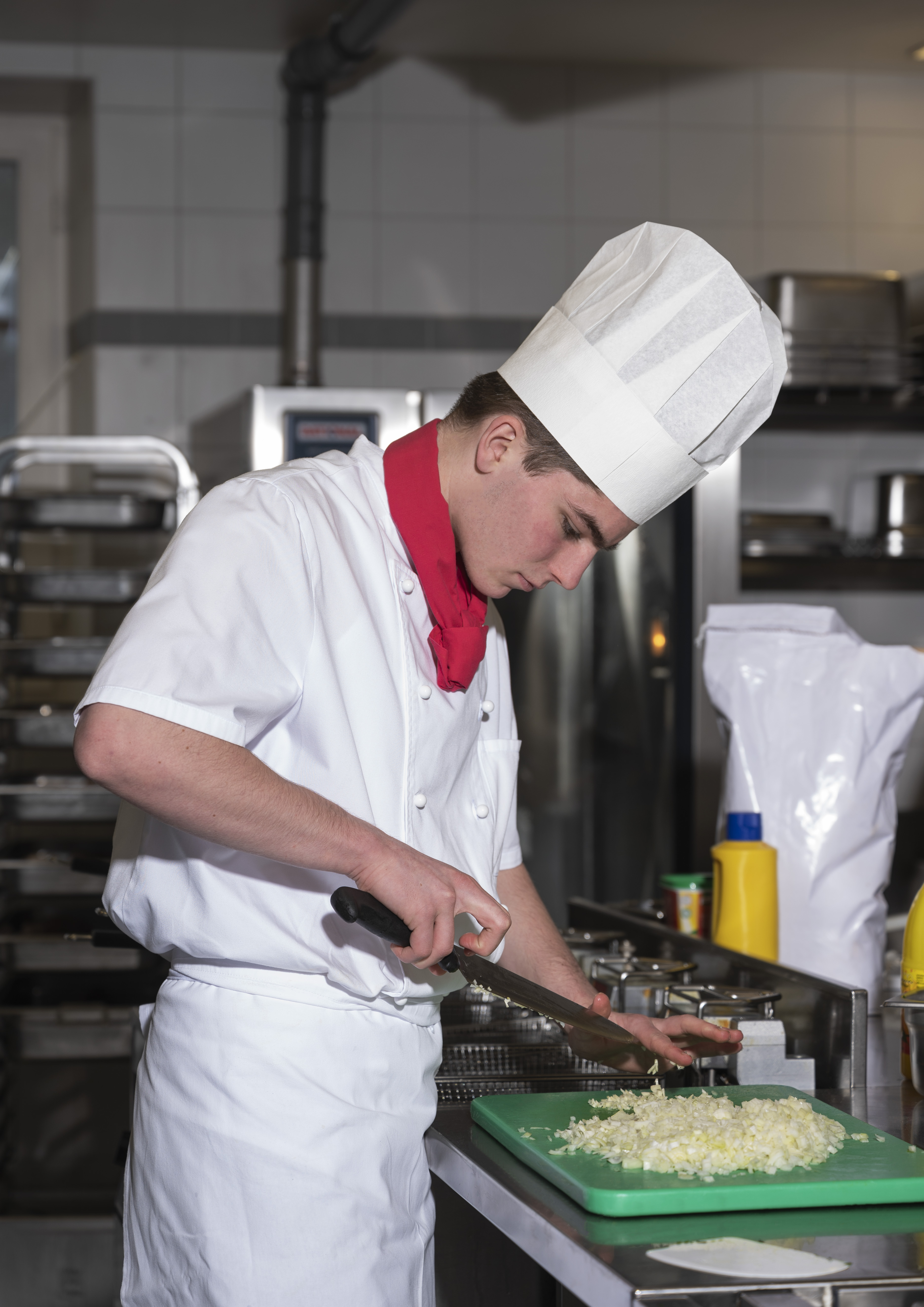 Philipp hackt in der Küche Zwiebeln