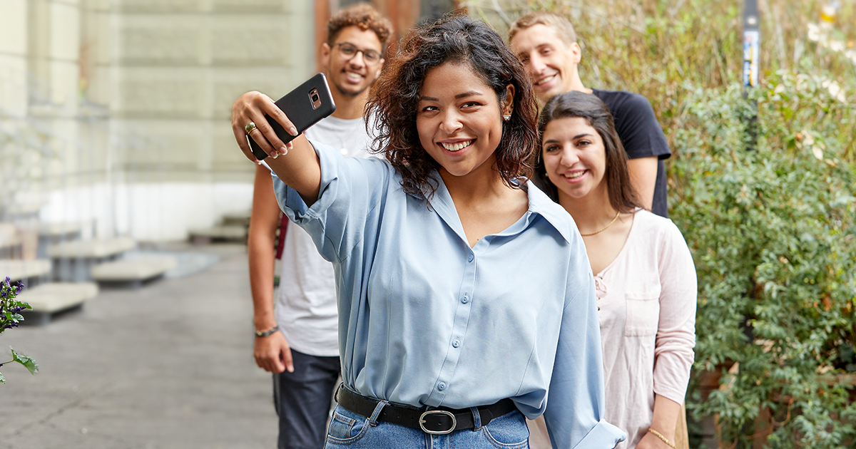 Un groupe d’apprenti-es de l’administration cantonale fait un selfie dans la cour intérieure.