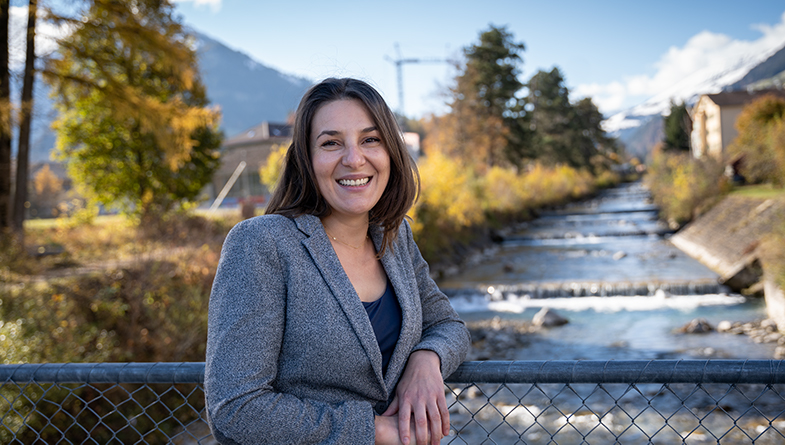 Maria Loredana Frandes sur le pont enjambant la rivière Engstlige, avec le village de Frutigen en arrière-plan